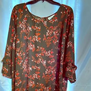 Floral 3/4 sleeve maternity blouse.